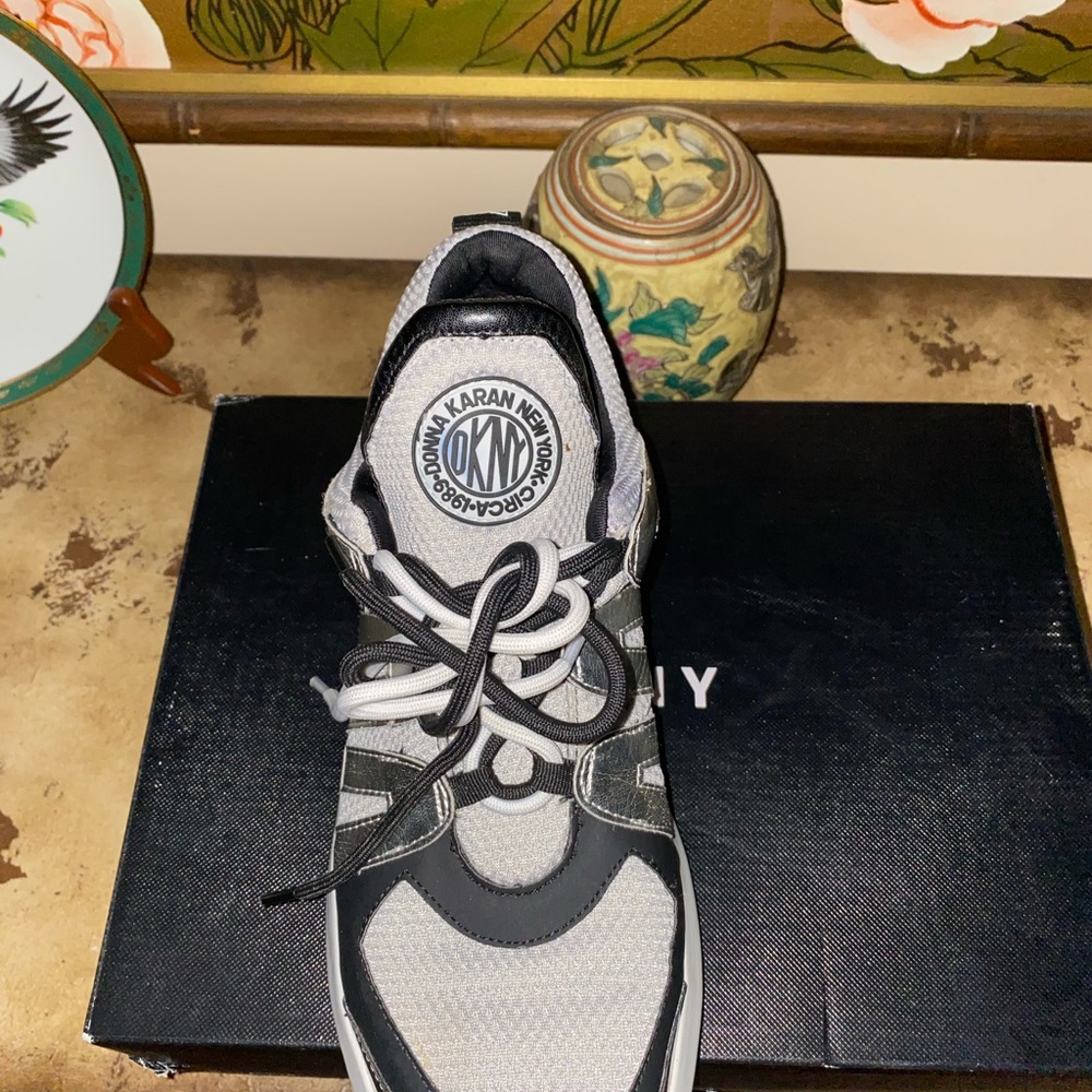 DKNY Lynzie sneakers. - Picture 4 of 6